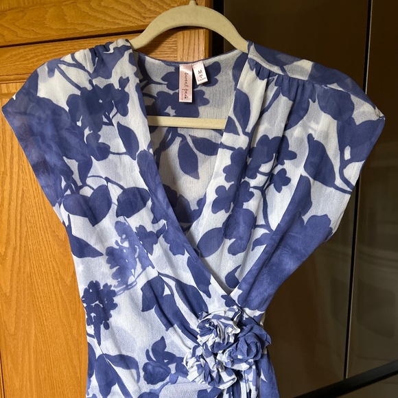 Blue and White Cap-Sleeve Blouse - Picture 2 of 4